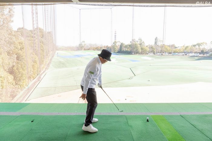 写真] 令和でも参考になるジャンボ尾崎の飛ばしテク！ 左手で“押し込む