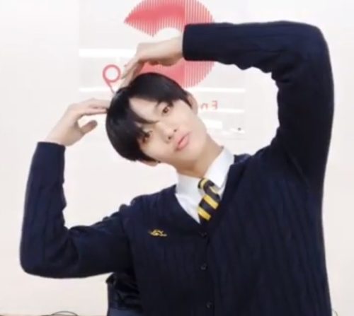 ペ・ジニョン 高校卒業…「Wanna Oneの兄さんたちが祝ってくれた」V