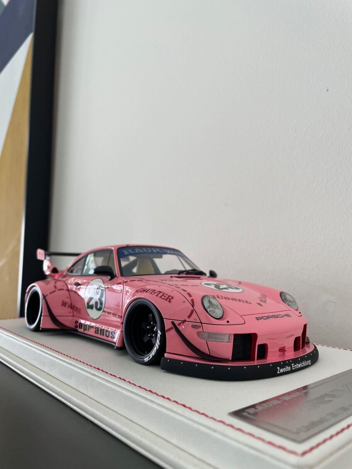Porsche 911 993 RWB (Pink Pig) [Davis & Giovanni] 1/18 scale