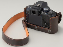 オリンパス、「E-420」と「E-410」専用のレザージャケット