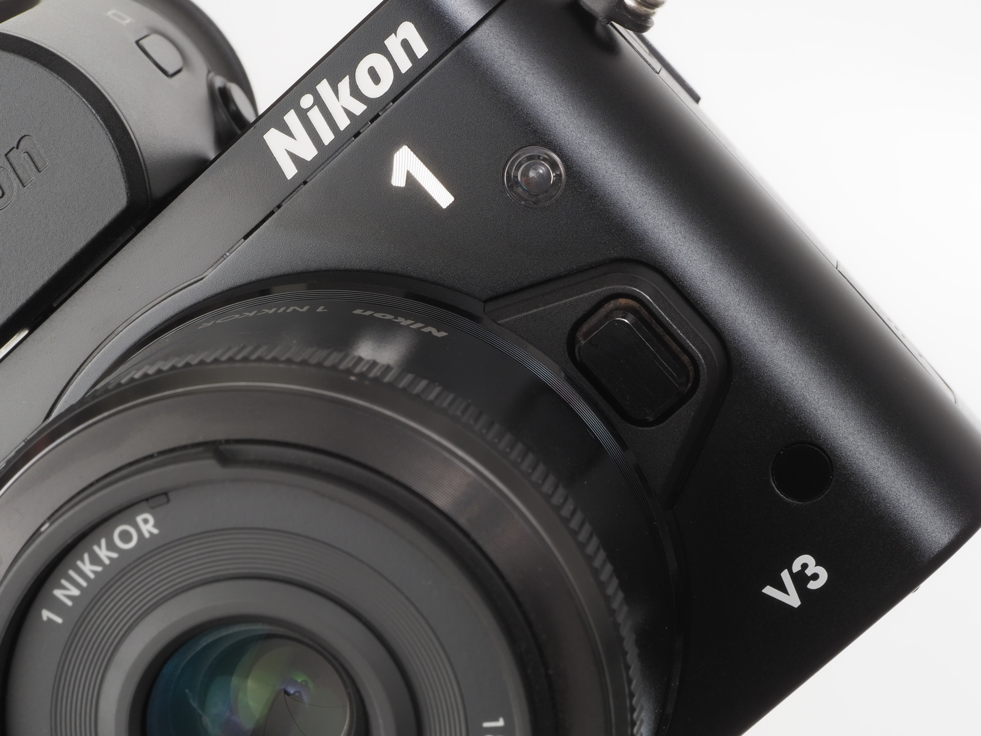 赤城耕一の「アカギカメラ」 第95回：専用アクセサリーで「Nikon 1 V3