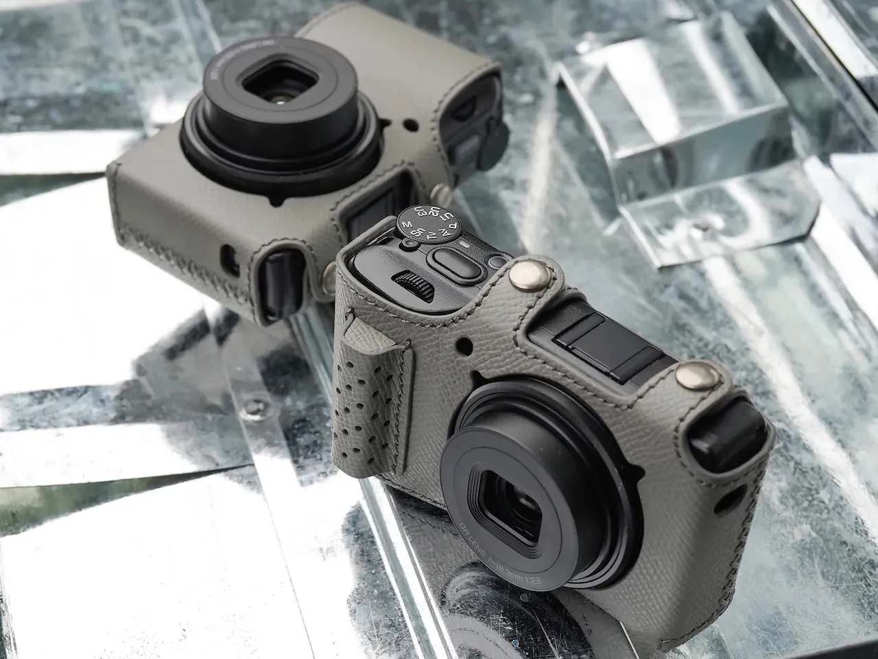 RICOH GR III/IIIx/IV用の本革・デニム製ボディケース - デジカメ Watch