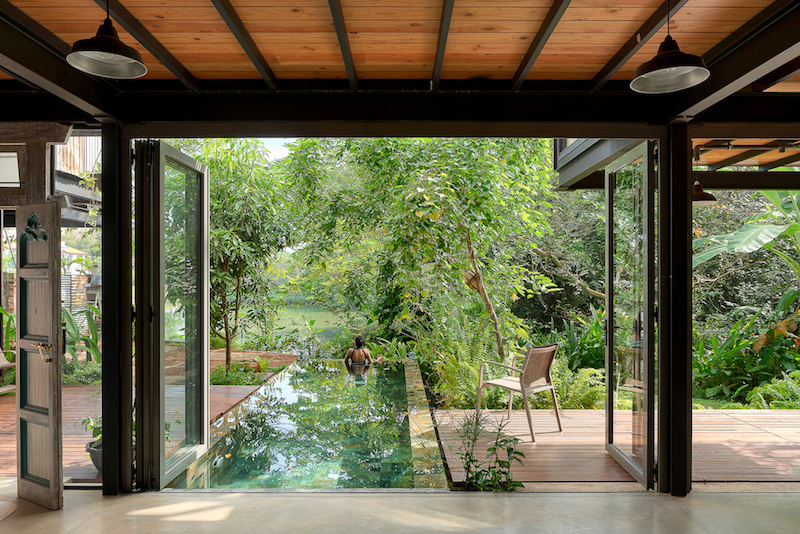 A tropical modernist Sri Lankan house and studio space frames its