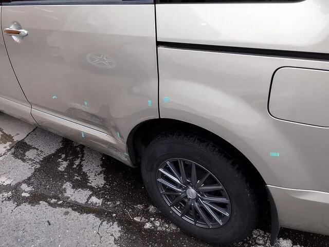 デリカD:5 左スライドドアは本当に交換が必要？板金で対応した修理実例」