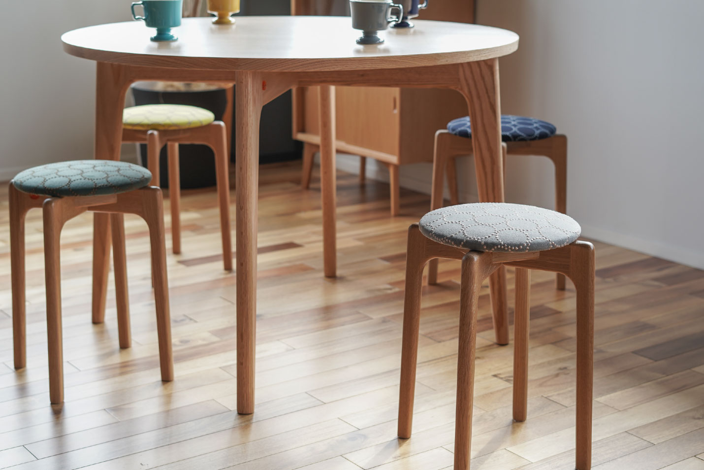 マルニ60+ スタッキングスツール オーク ファブリック M-06（ミナ