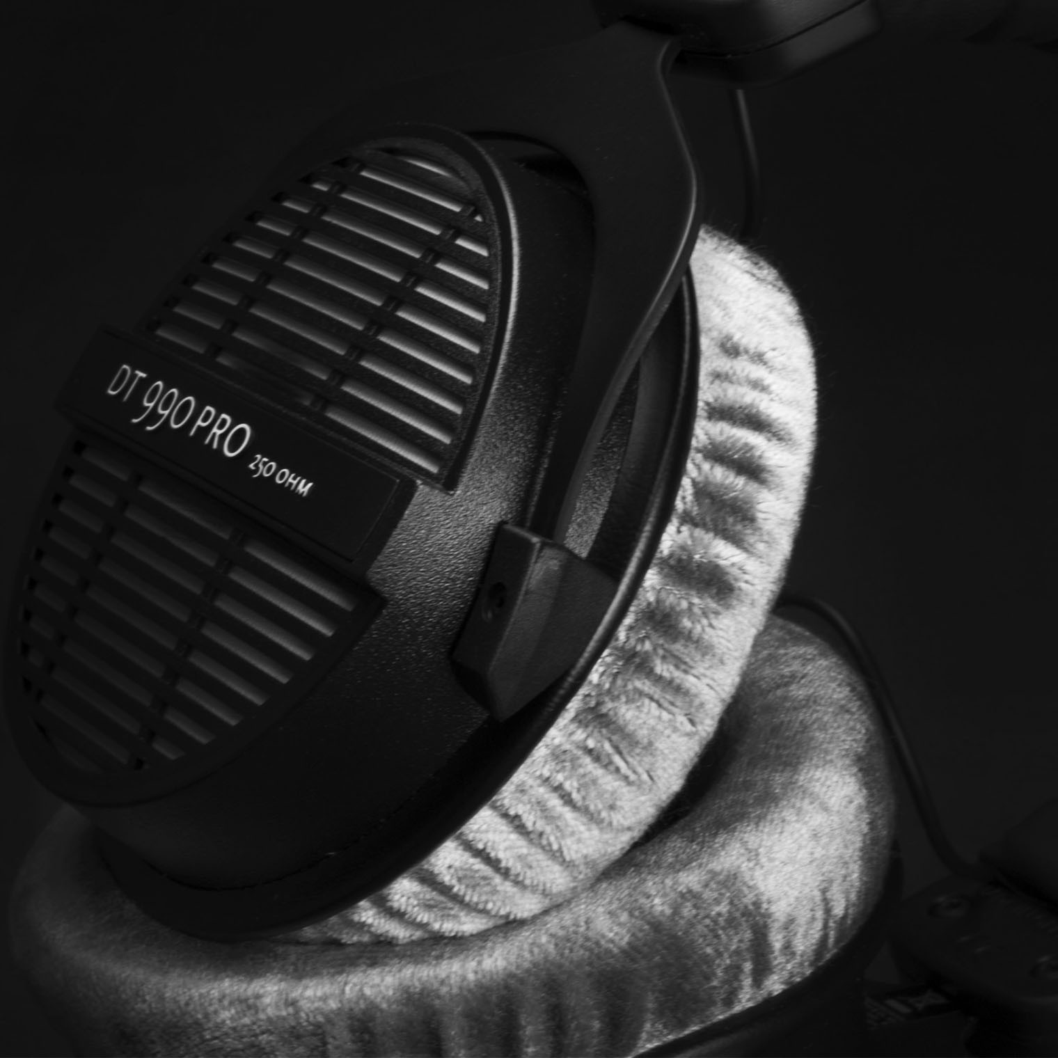 DT 990 PRO: Open studio monitoring headphones | beyerdynamic