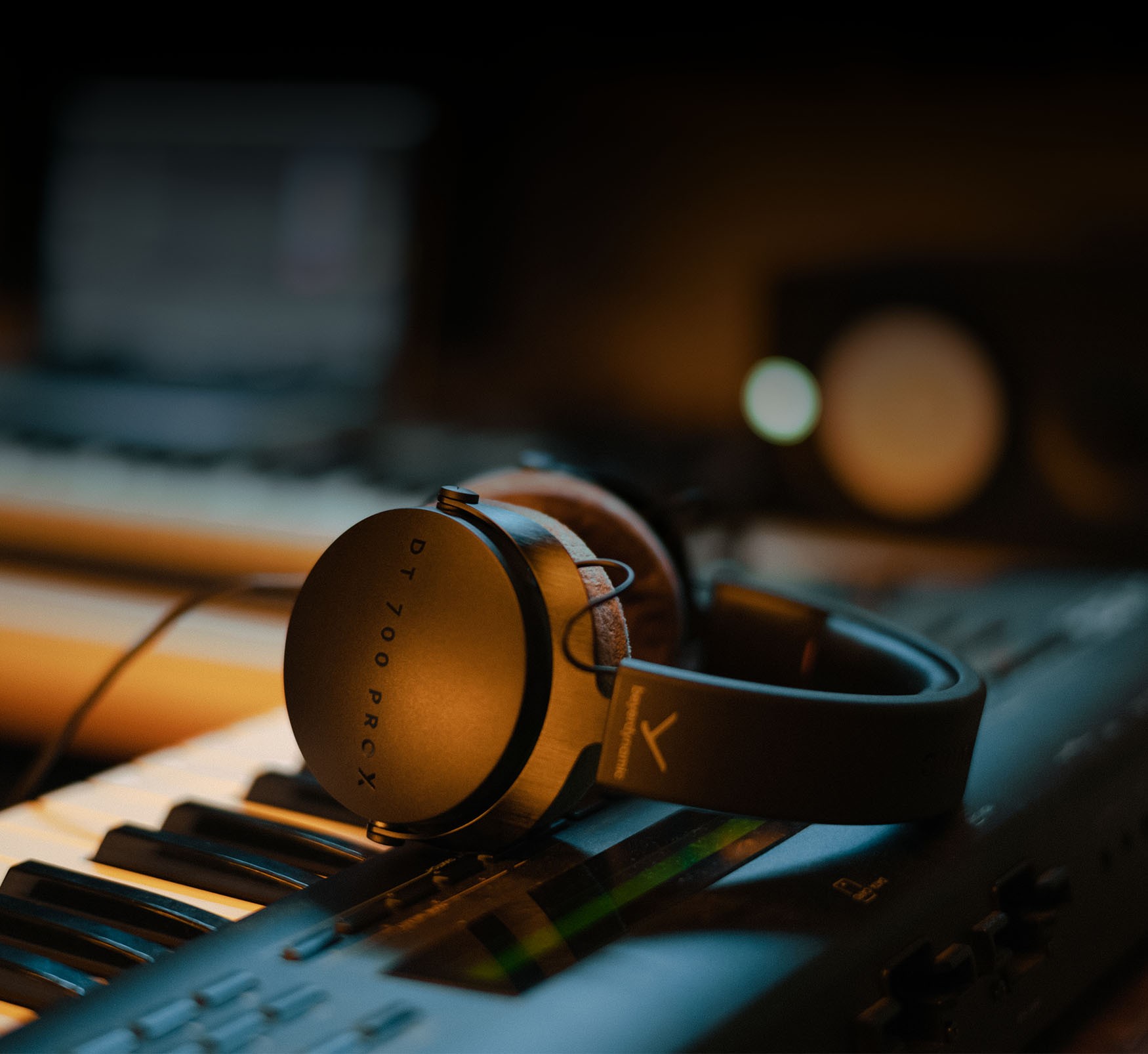 DT 700 PRO X: Studio headphones for recording | beyerdynamic