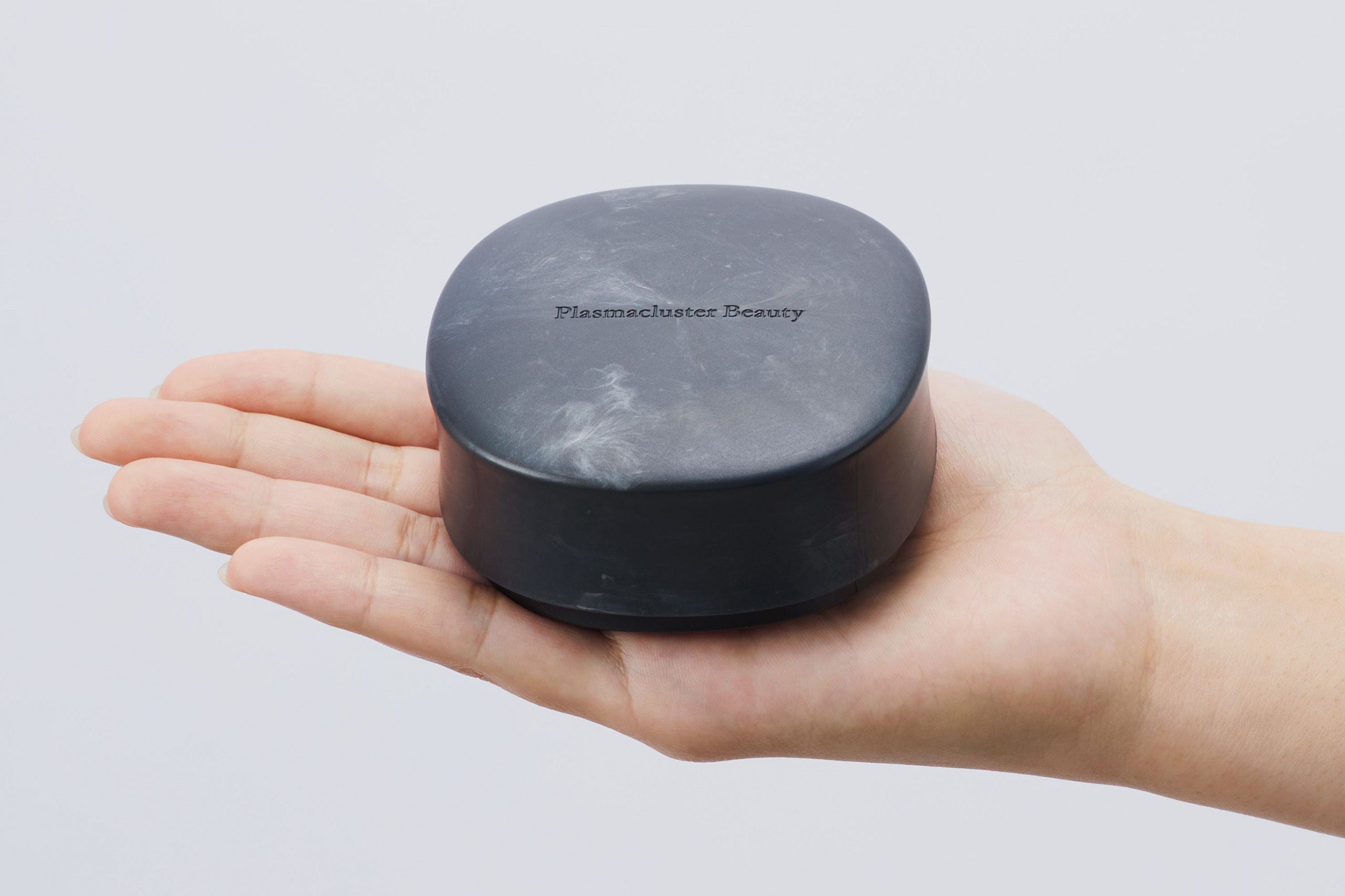 シャープの美容家電ブランドPlasmacluster Beautyから静電気を抑えて艶