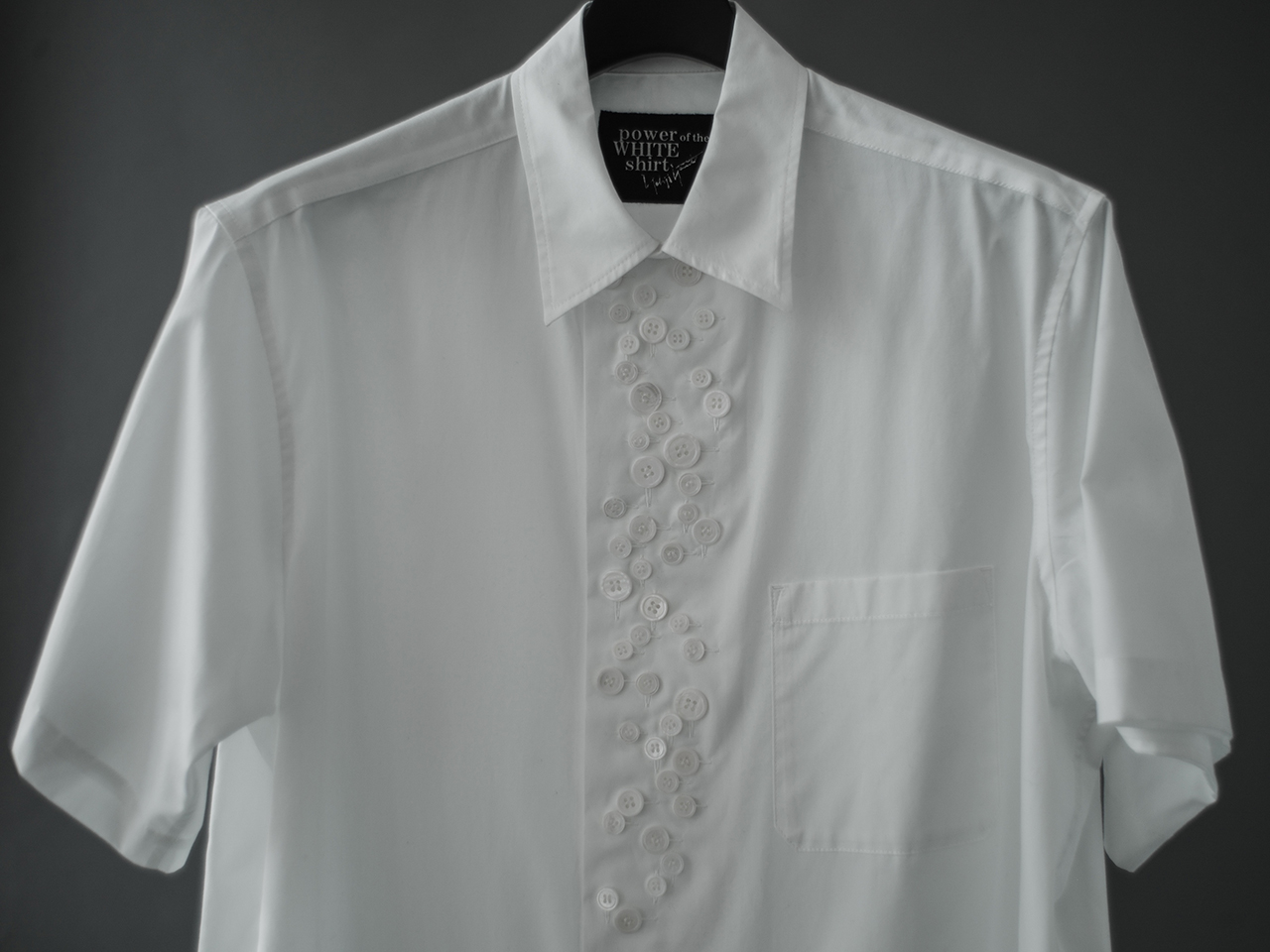 多数のボタンで自由にシルエットを調節できるYohji Yamamotoの新作