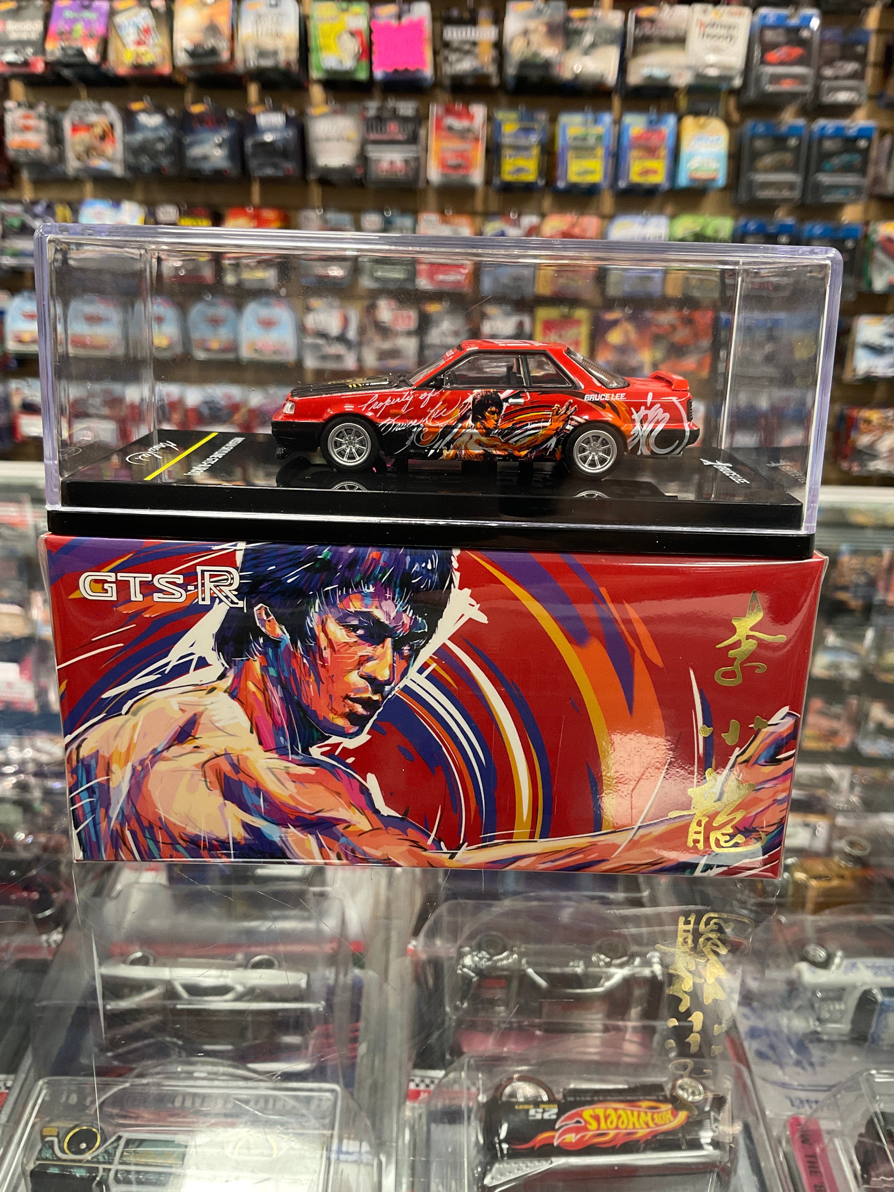 Inno64 Bruce Lee Nissan Skyline GTS-R R31 Red/Black – Diecastz