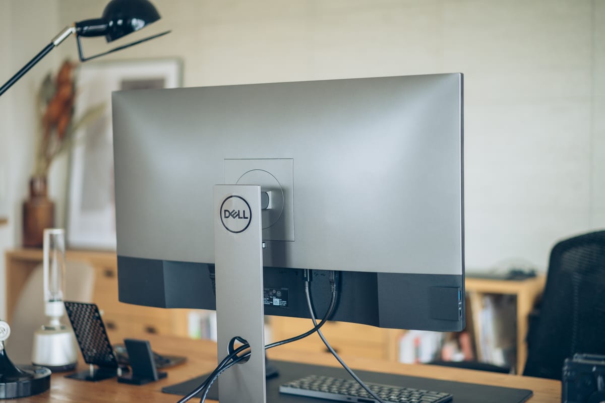 4辺フレームレスのミニマル4K27インチモニター！DELL U2720QMレビュー