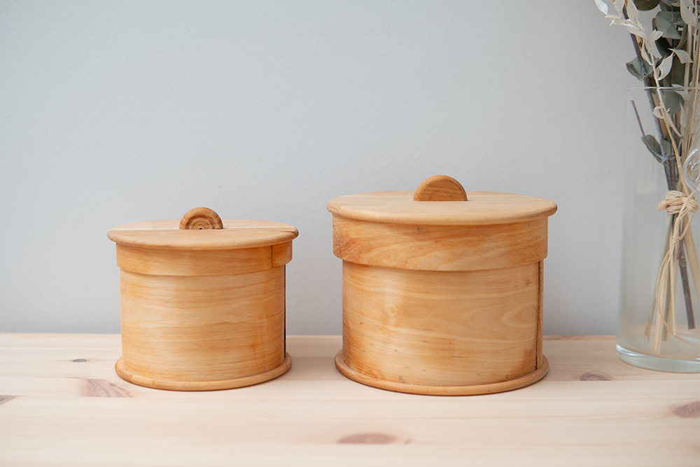 北欧の木工品】蓋つきの木製キャニスター/バスケット。北欧から届く