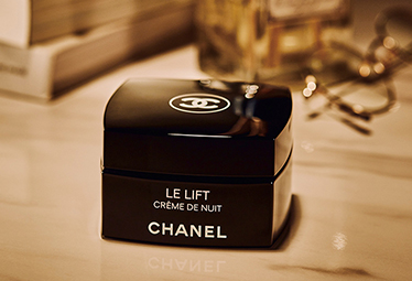 翌朝の肌に驚く！〝シャネル ル リフト クレーム ドゥ ニュイ〟の