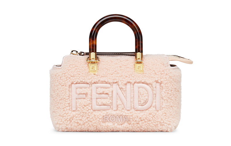 フェンディ】の人気バッグがミニサイズになって日本先行発売！ | Domani