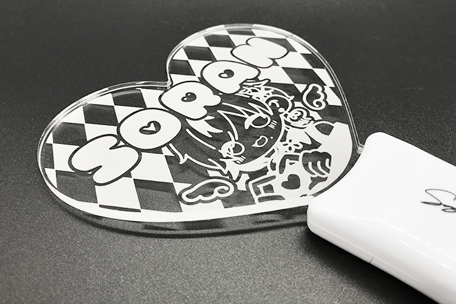 イラストとダイヤ柄がくっきりと目立つアクリルペンライト | 同人グッズ.jp