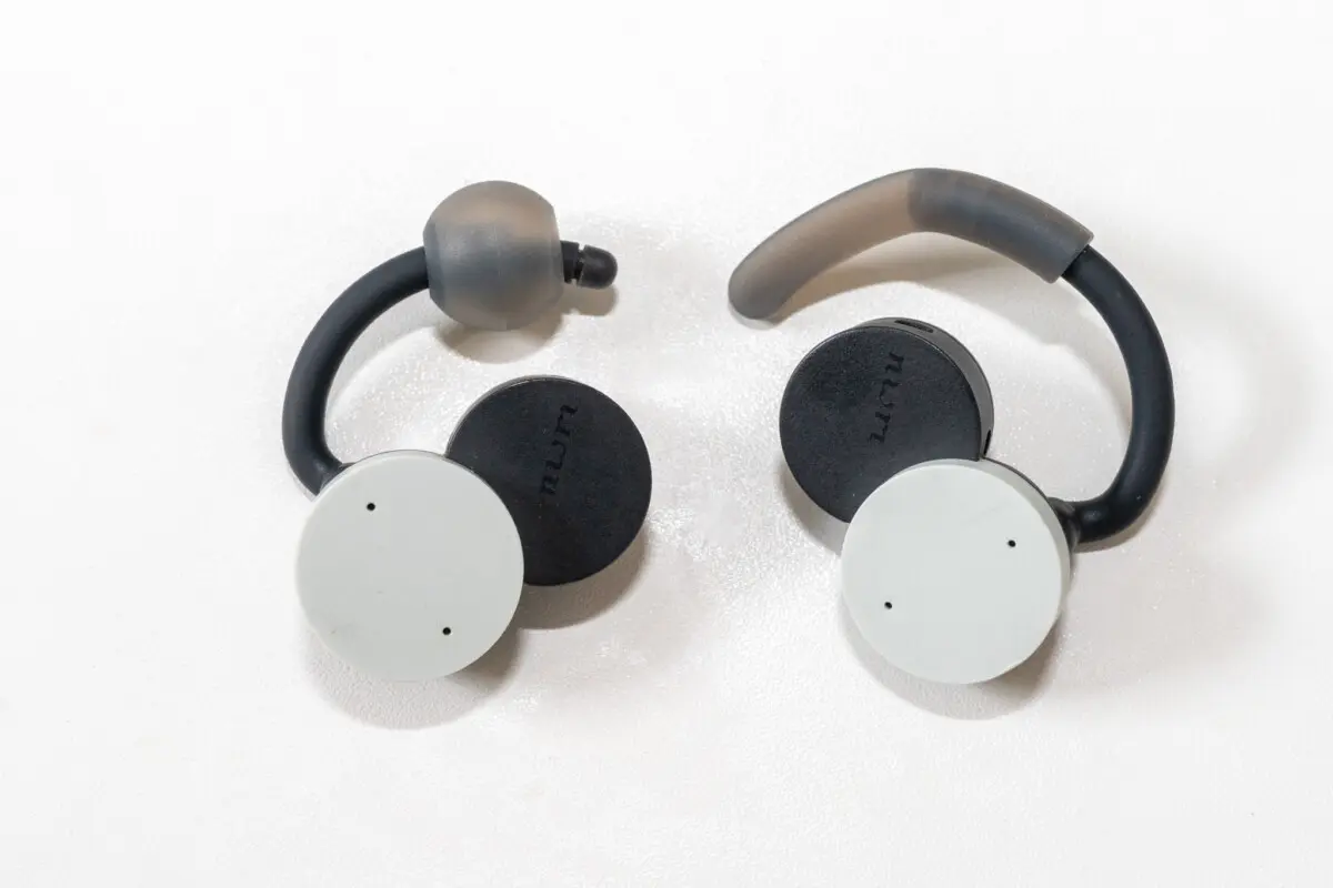 耳をふさがないヘッドホンnwm ONEに新色「ファントムグレイ