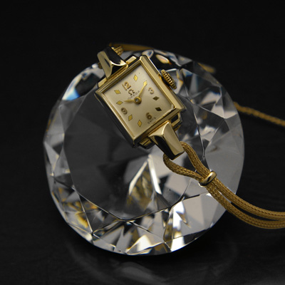 オメガ スクエアフェイス ダイヤ形インデックス 14Kゴールドケース 手