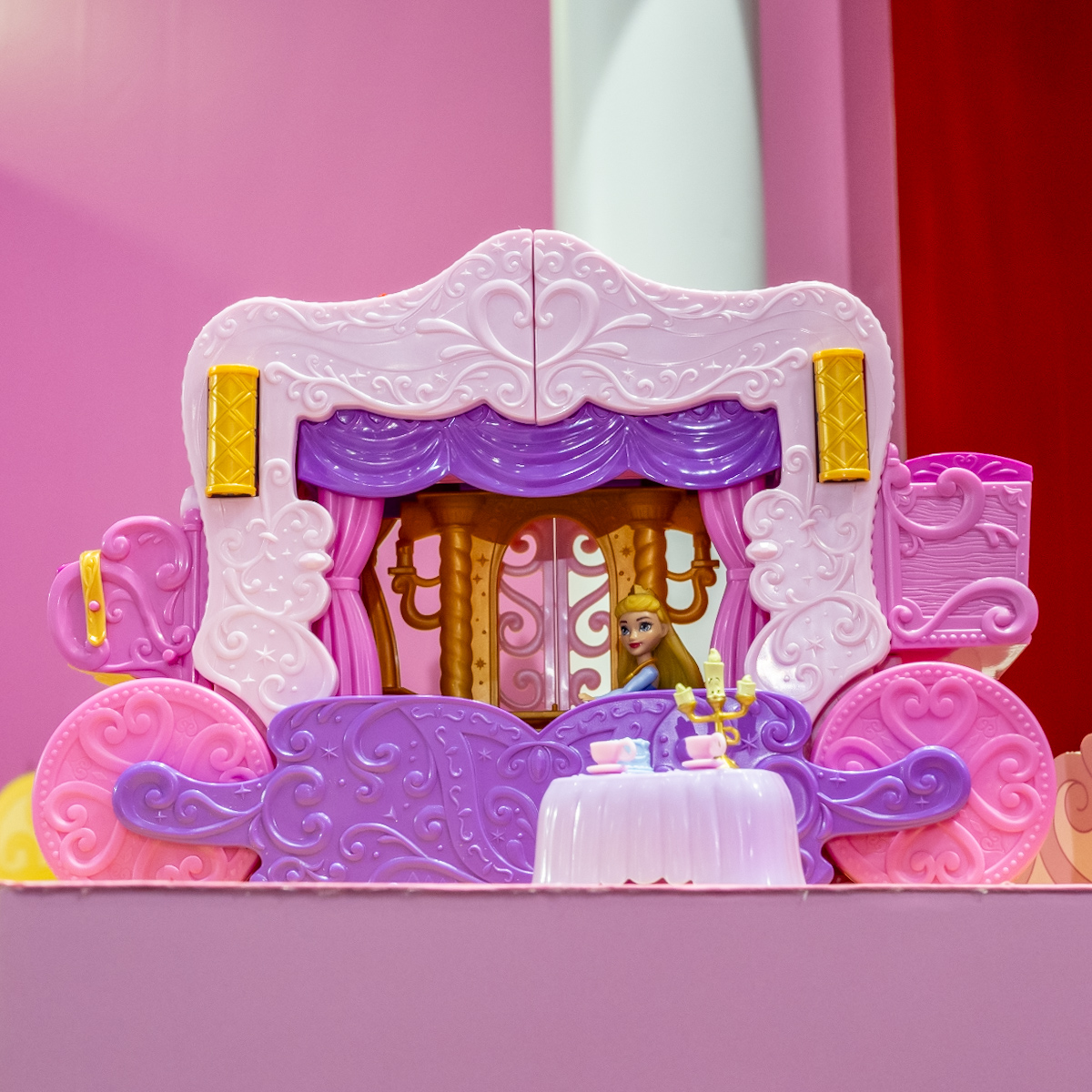 眠れる森の美女』オーロラ姫のミニドールや家具付き！マテル