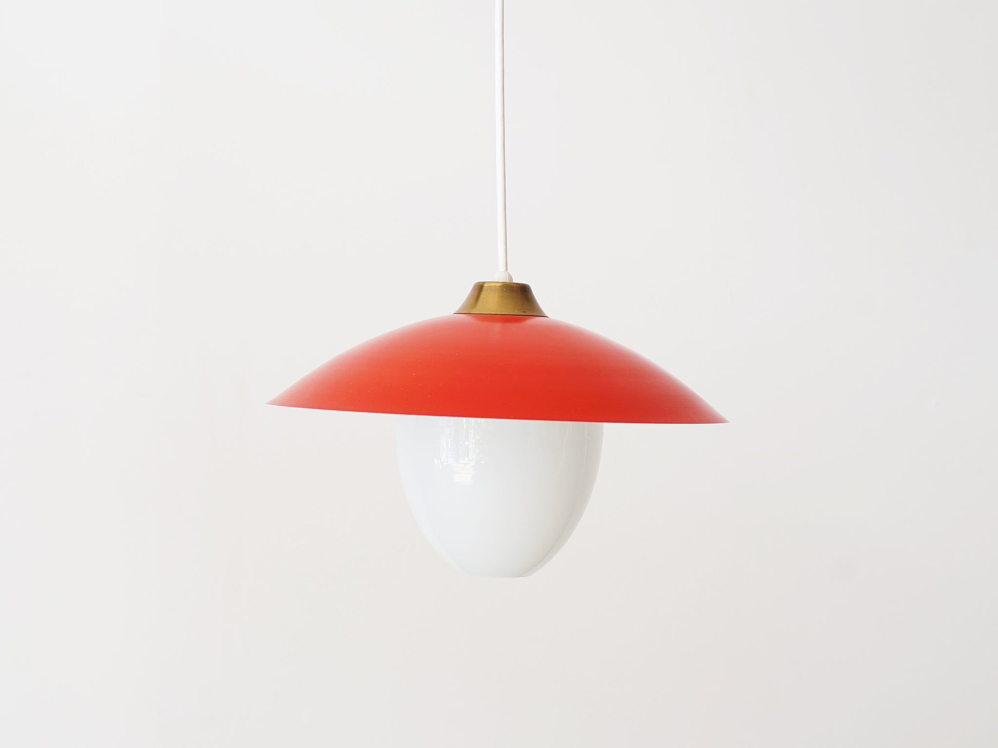 1950年代ヴィンテージランプ 赤いシェードのガラスのペンダントライト