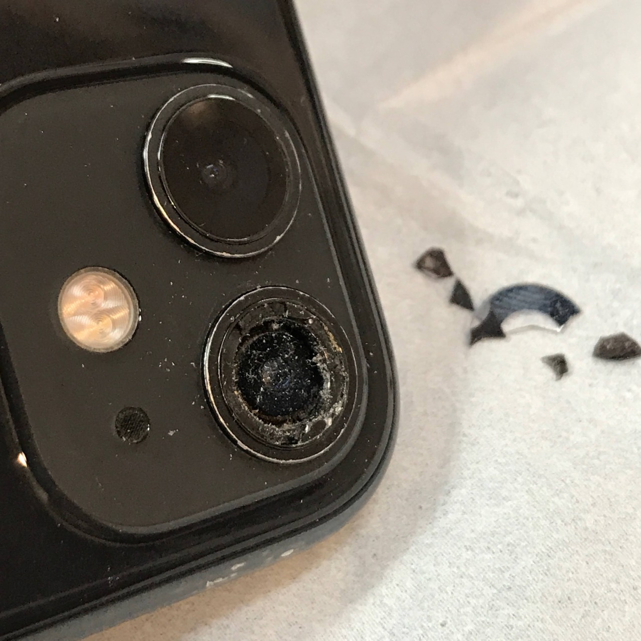 iPhone 11 リアカメラレンズガラス割れ カメラにキズが付く前に交換を