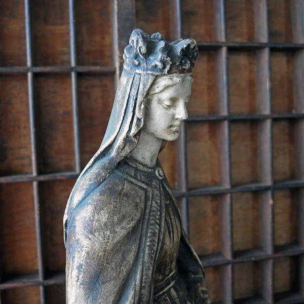 バラを抱えた聖母マリア像 - Eggplant