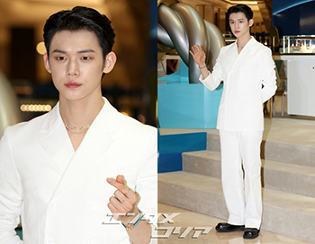 フォト】TXTヨンジュン、白スーツ姿で王子さまのようなビジュアル