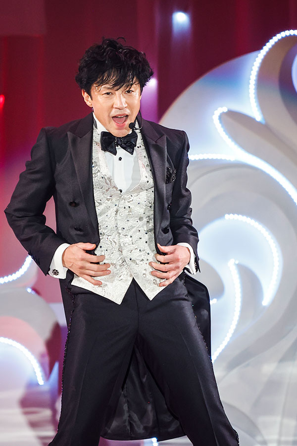 57歳・東山紀之、引退前ラストステージ 涙するファンに「さようなら