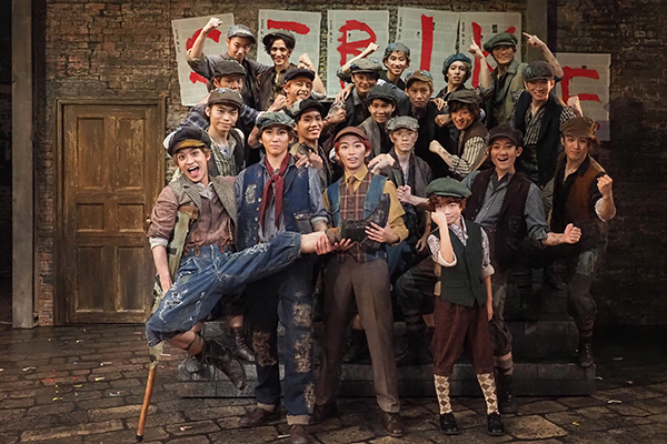 ミュージカル『ニュージーズ』開幕コメント＆ゲネプロ舞台写真到着｜京