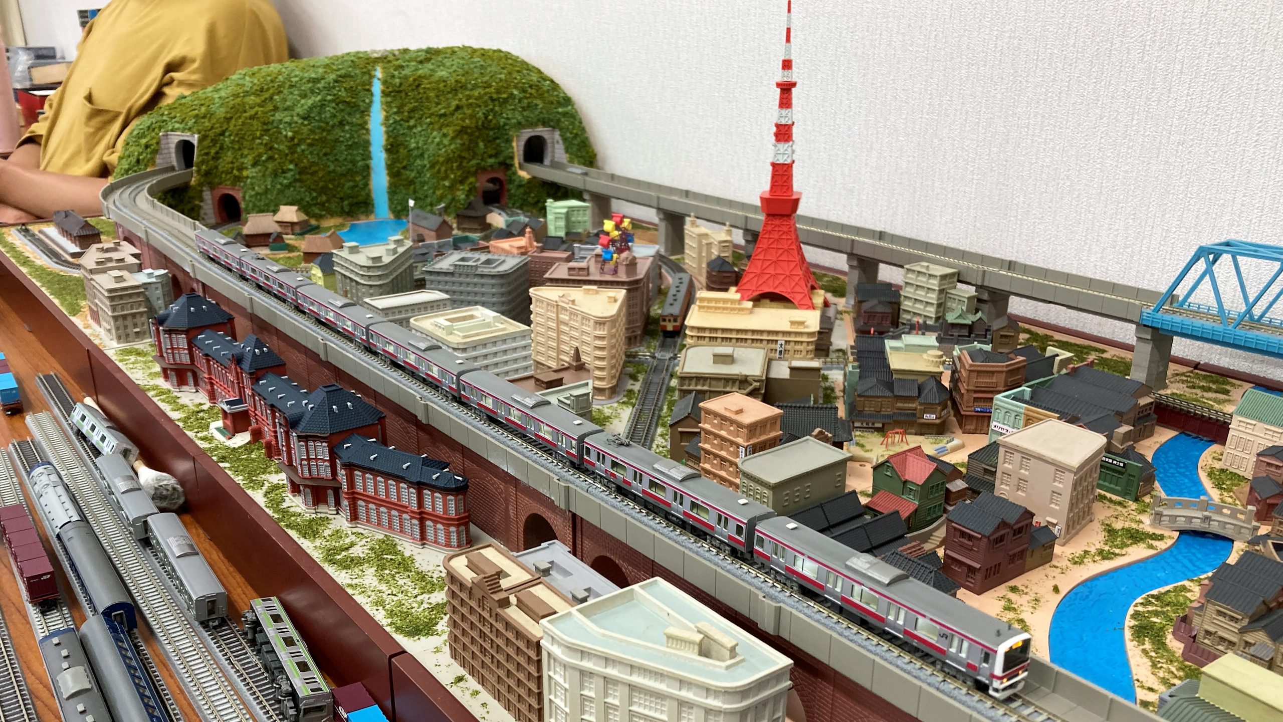 寄付された「昭和にっぽん鉄道ジオラマ」を展示して、寄贈品を活用する