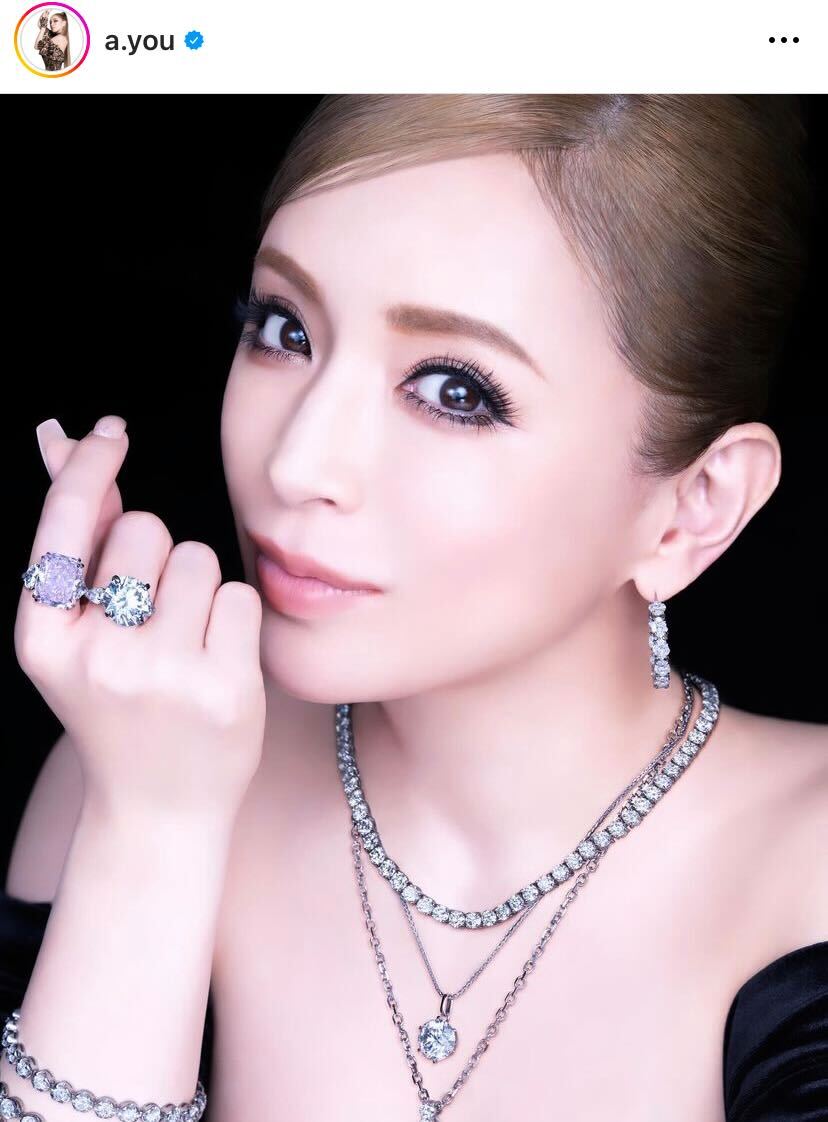 浜崎あゆみ、“総額128億円”で話題の高級ジュエリーを身に着けた“指