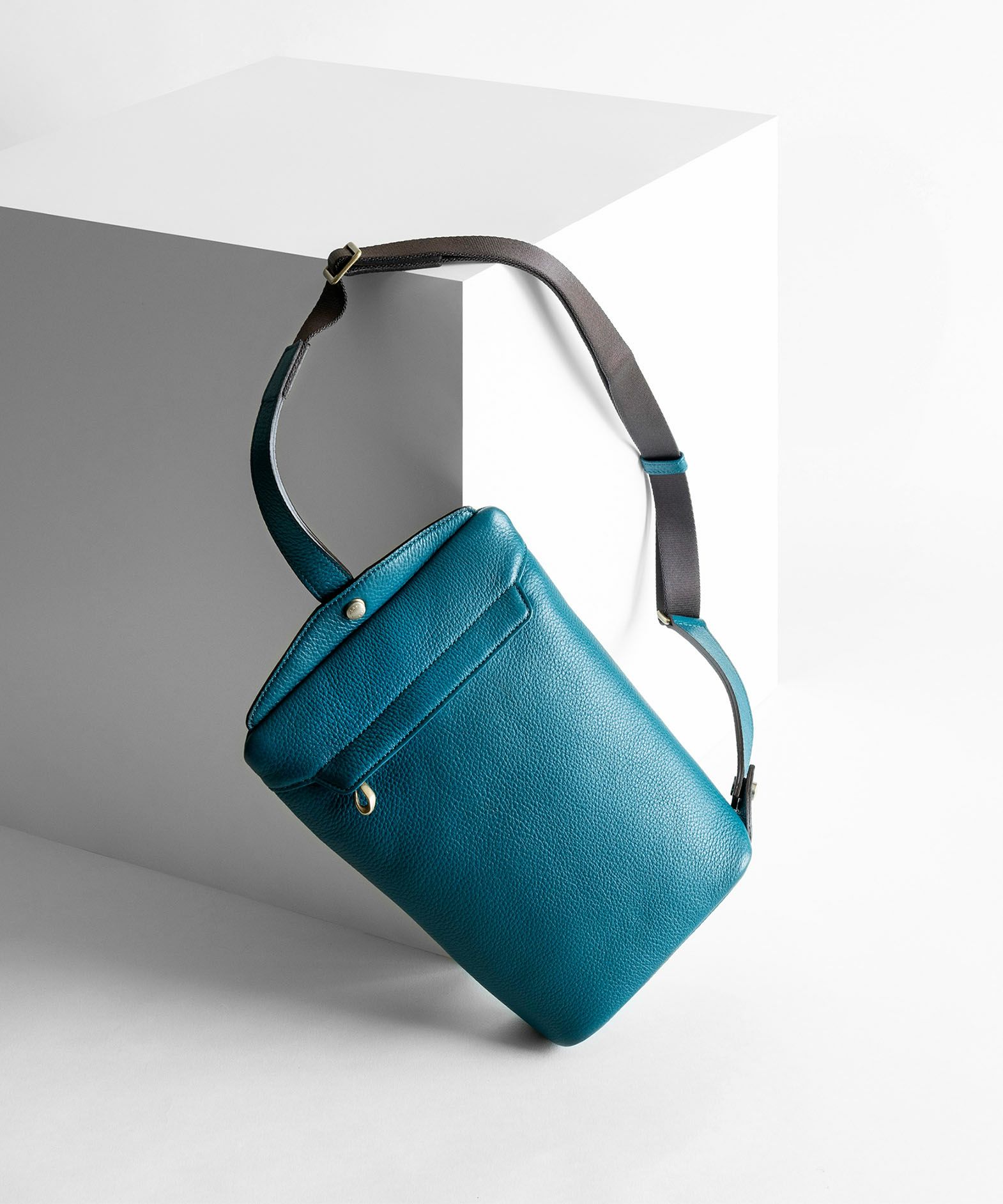 ボディバッグ《Enfold》 - British Green - | ETiAM