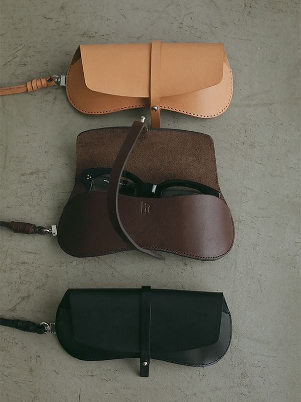 タンドレザーサングラスケース(F BEIGE): グッズ │ ETRE TOKYO