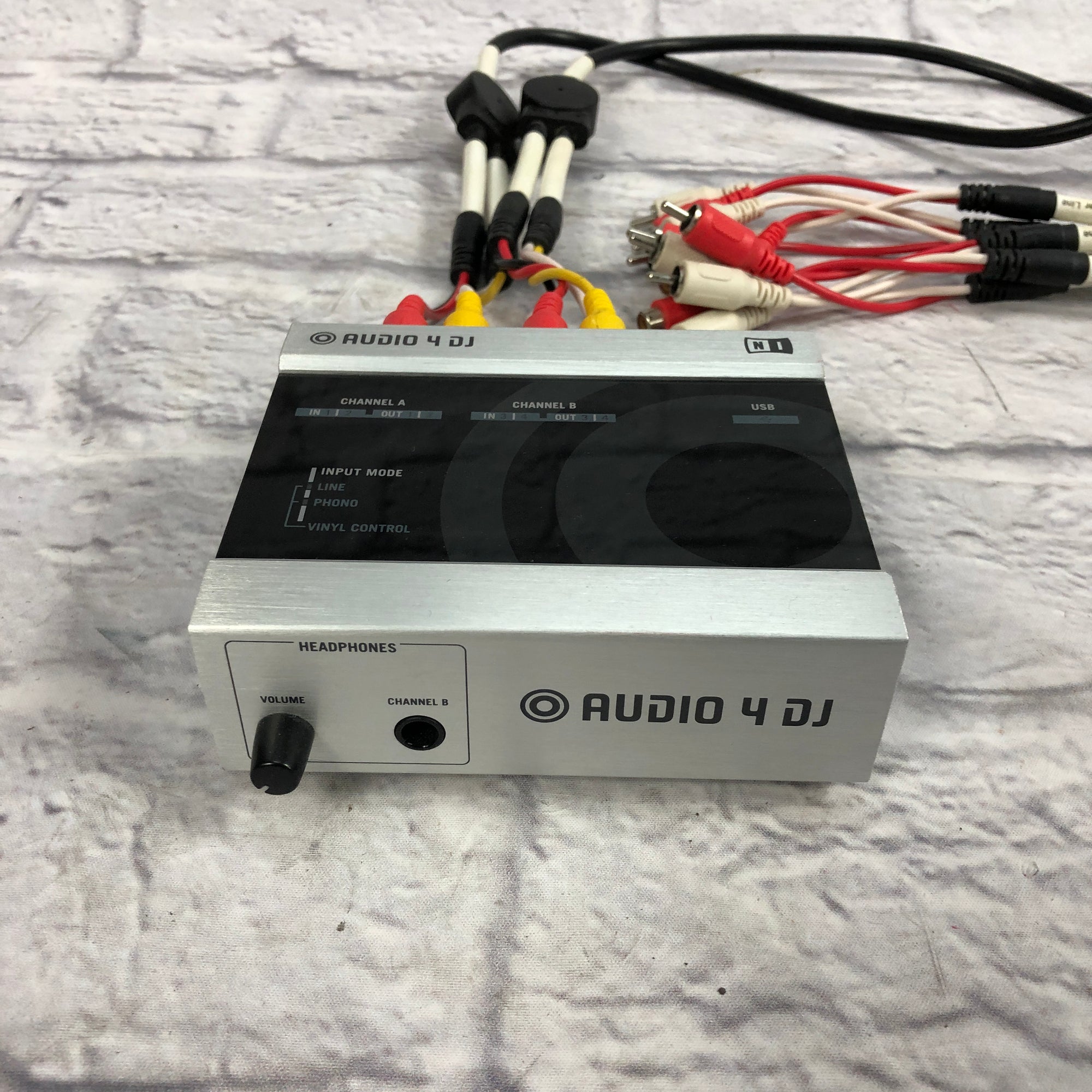 Native Instruments Audio 4 DJ Interface - Evolution Music