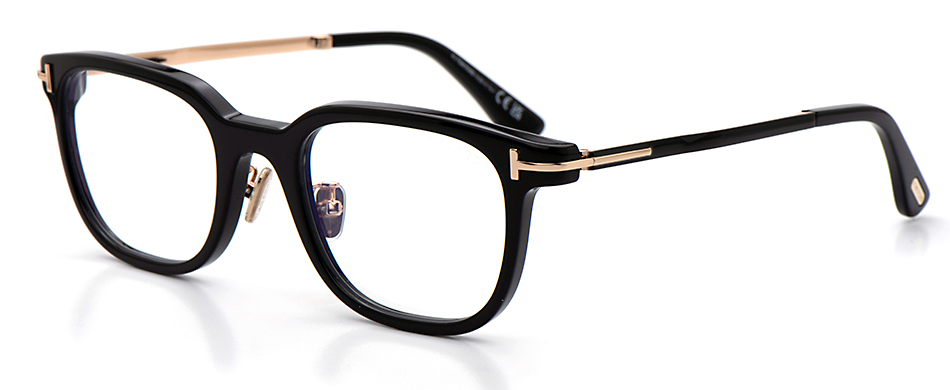 新光堂｜トムフォード「JAPAN 2024 AW コレクション」より、見る角度で