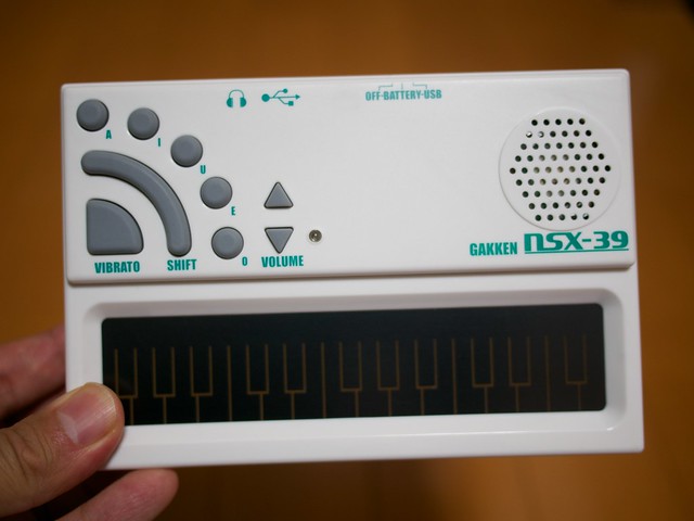 歌うキーボード「ポケット・ミク」が届いたので早速分解しました