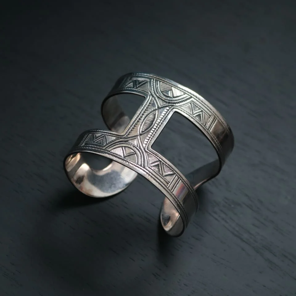 2年愛用レビュー】エルメスのトゥアレグ族バングルアノーのサイズ感