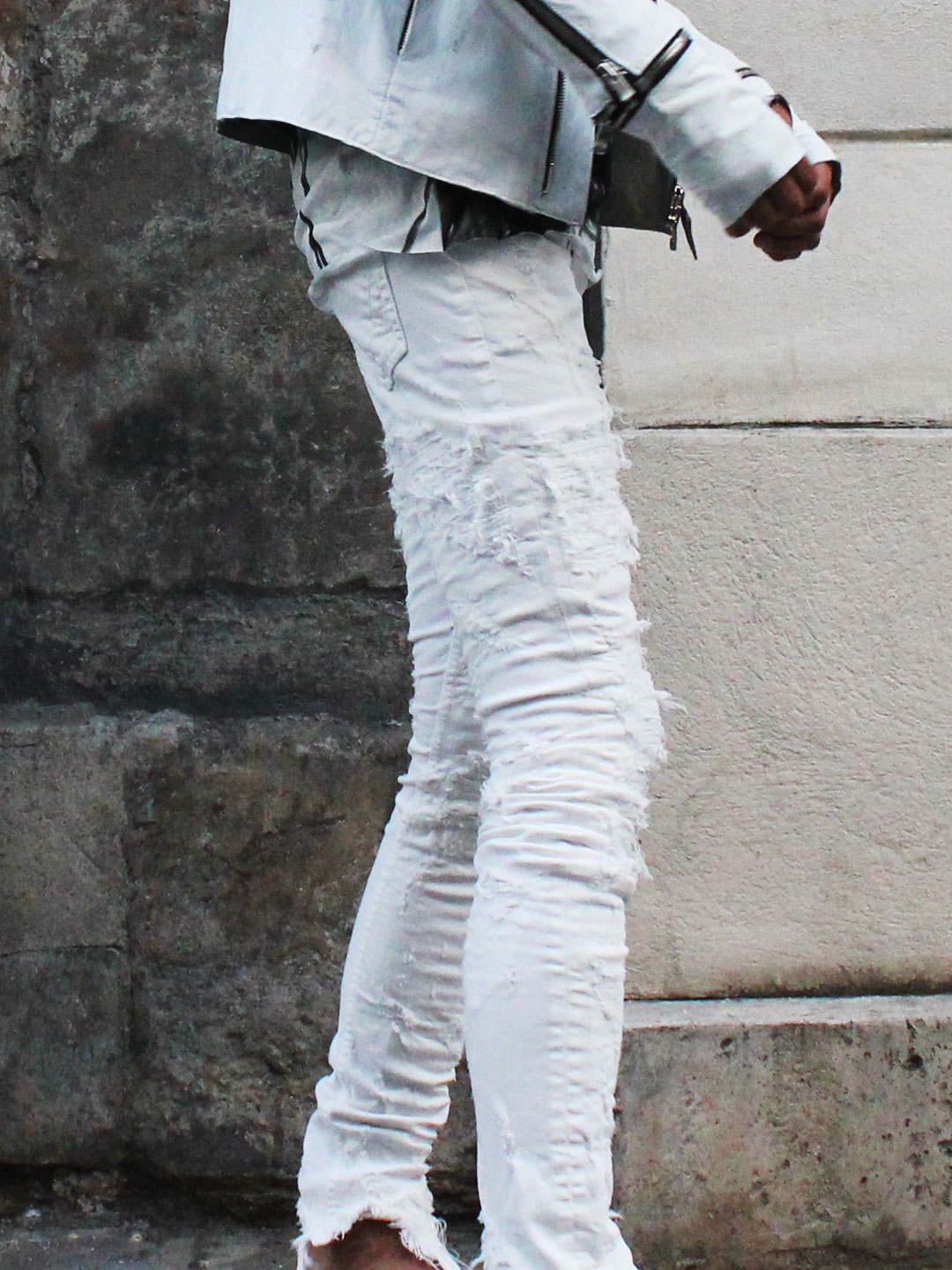 FAGASSENT】純白の狂気。歩く場所すべてがステージになるアーティスト