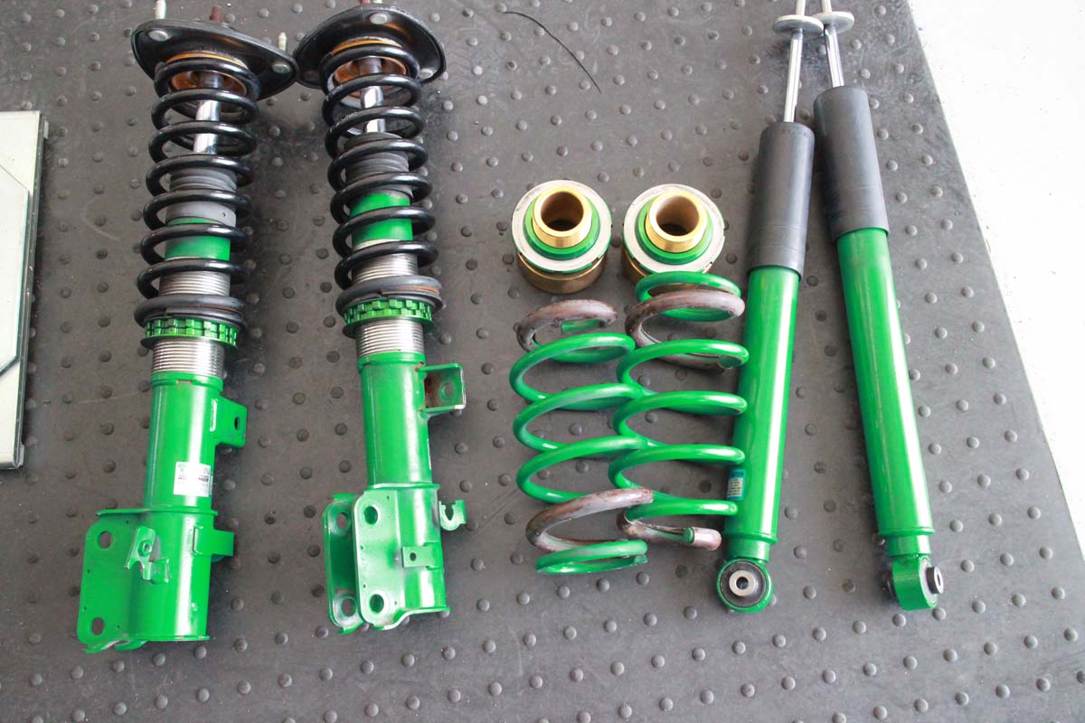 ステップワゴン RG1に中古車高調の取り付けと四輪アライメント - カー