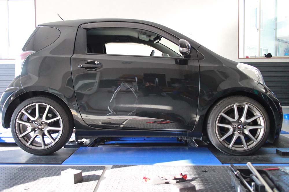 IQにRS-Rのダウンサスの装着 - カー用品持込取り付け専門店 フラット