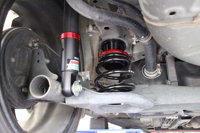 ノート E12に車高調の取り付けと四輪アライメント - カー用品持込