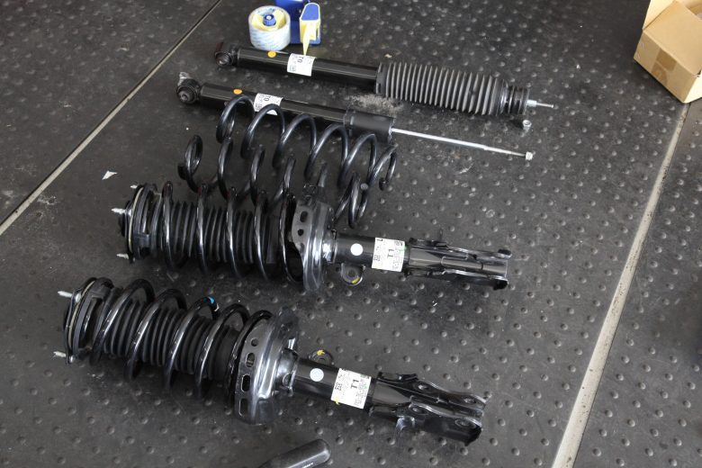 オデッセイRC4 サスペンション交換 - カー用品持込取り付け専門店