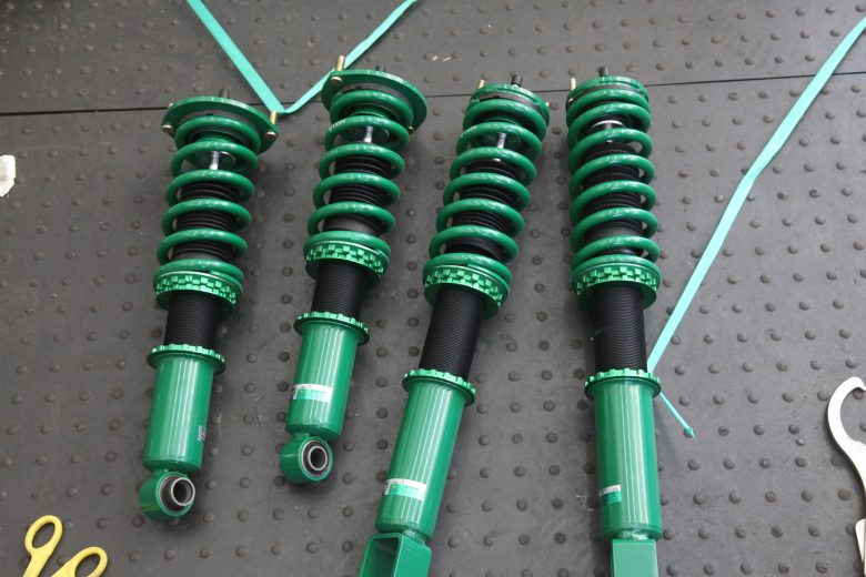 スライライン BNR32 TEIN車高調取り付けと四輪アライメント - カー用品