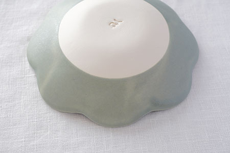 コ13 薄緑（しっとり）コサージュのお鉢 - 益子焼の小さな窯元