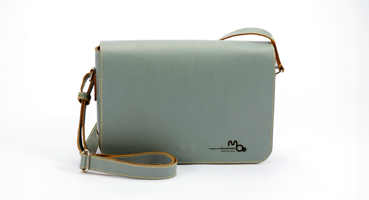 名入れと裏地選びができる姫路レザーの新作バッグ、タブレットが入る