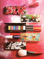 シュウ ウエムラ / 蜷川実花とのコラボレートアイテムは魅力満載