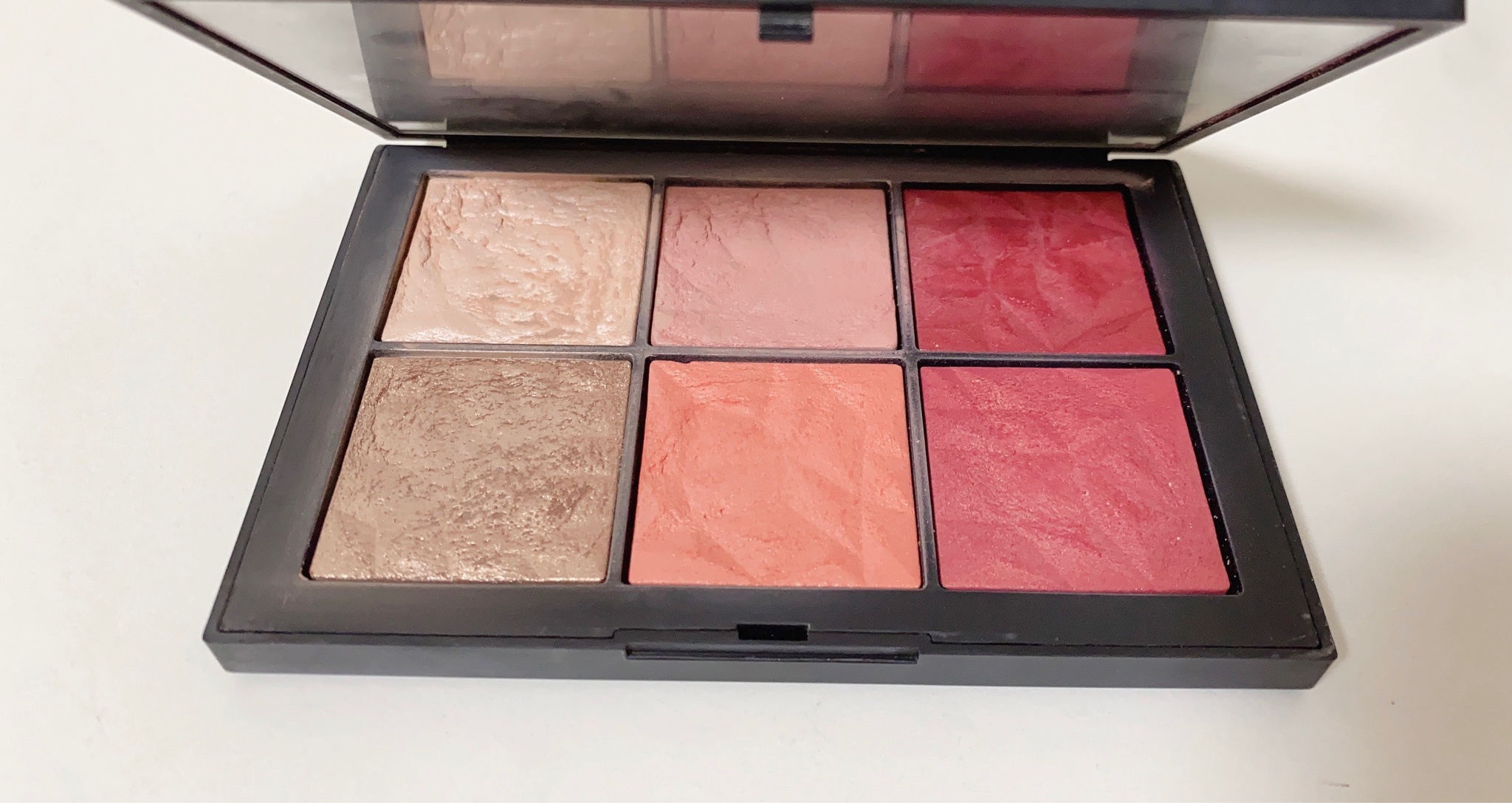 NARS / ホットトライスト チークパレットの公式商品情報｜美容・化粧品