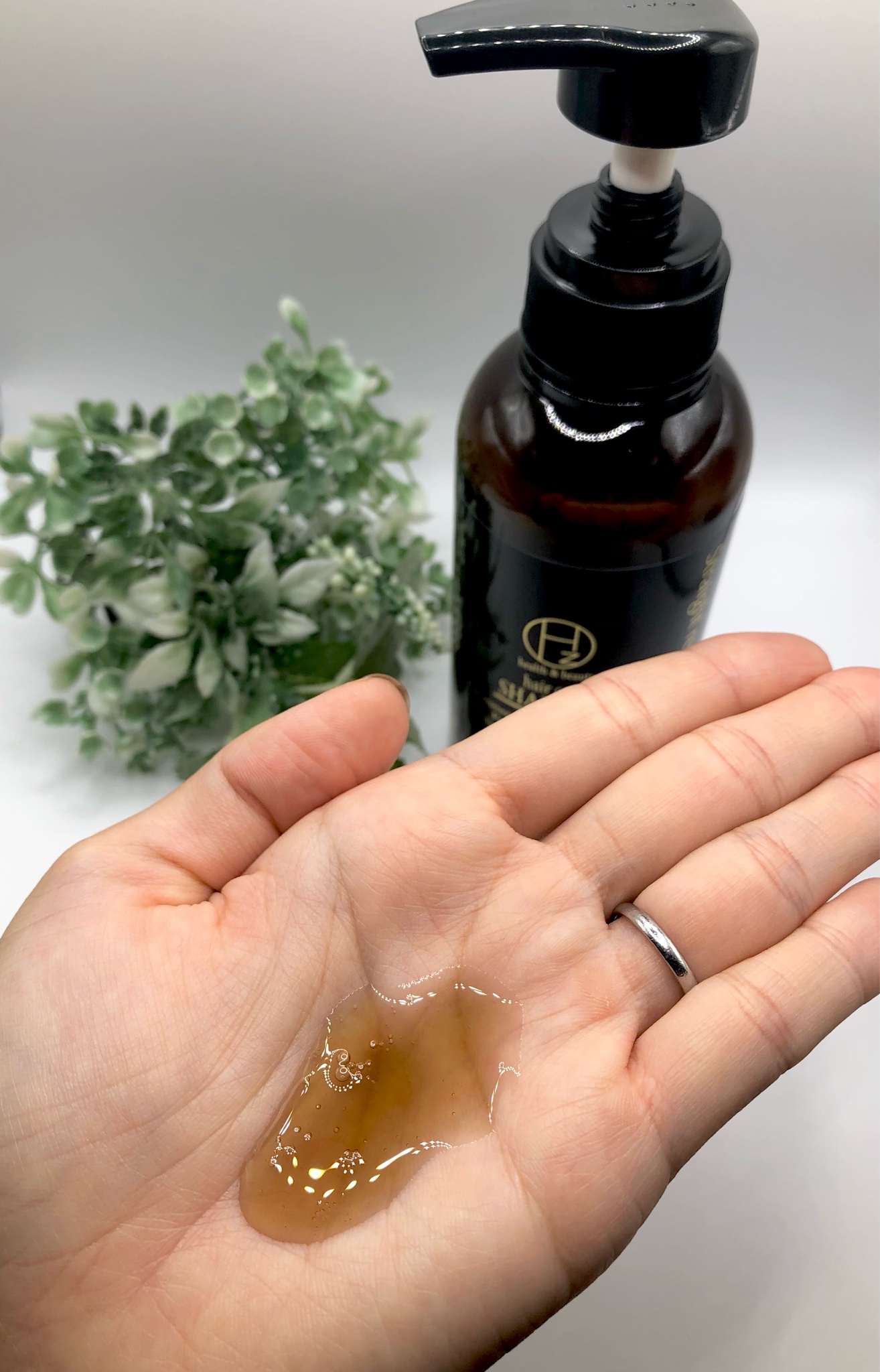 Hz(ハーズ) / ストレートリペアシャンプー／トリートメント 本体の公式