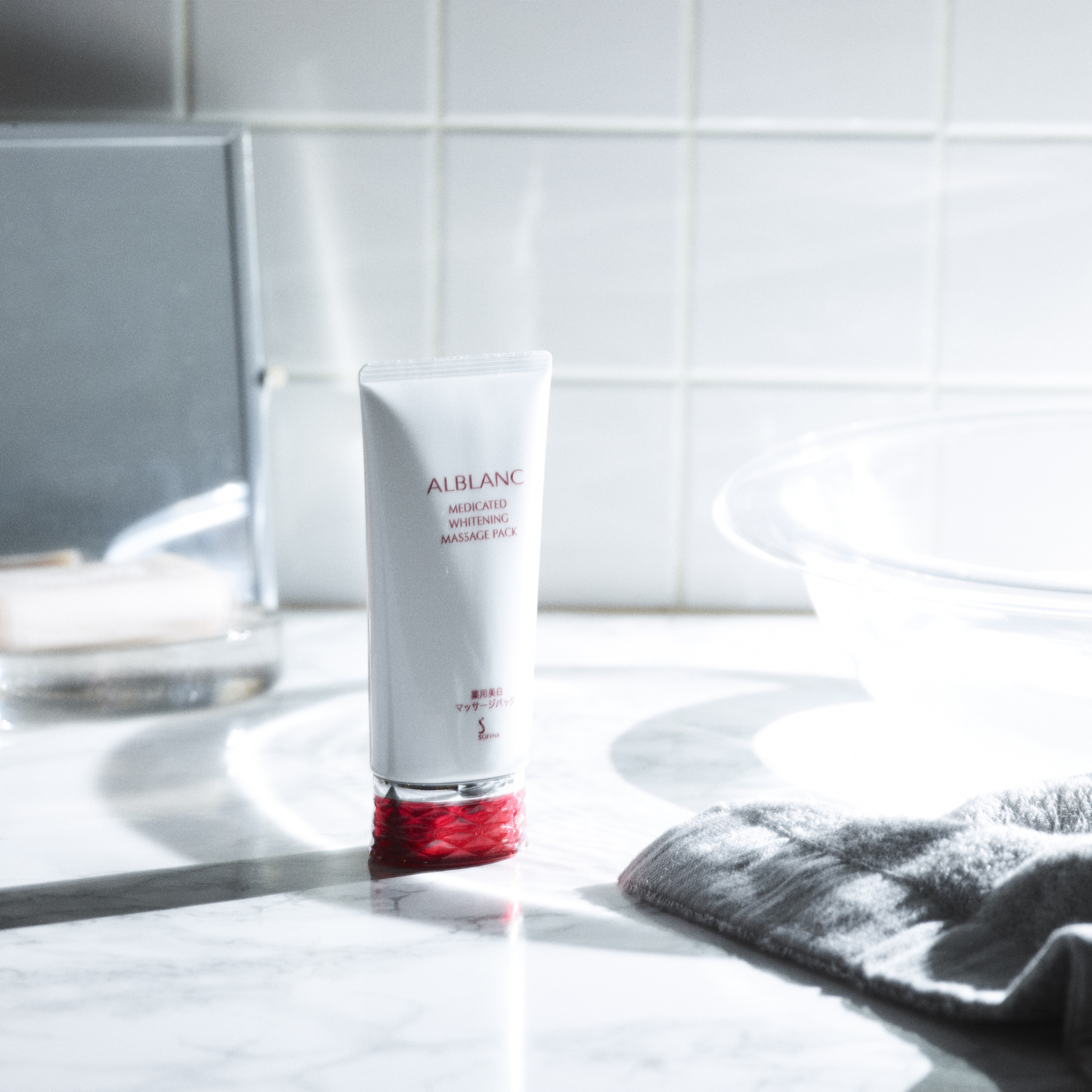 この季節にオススメの薬用美白マッサージパック | ソフィーナ