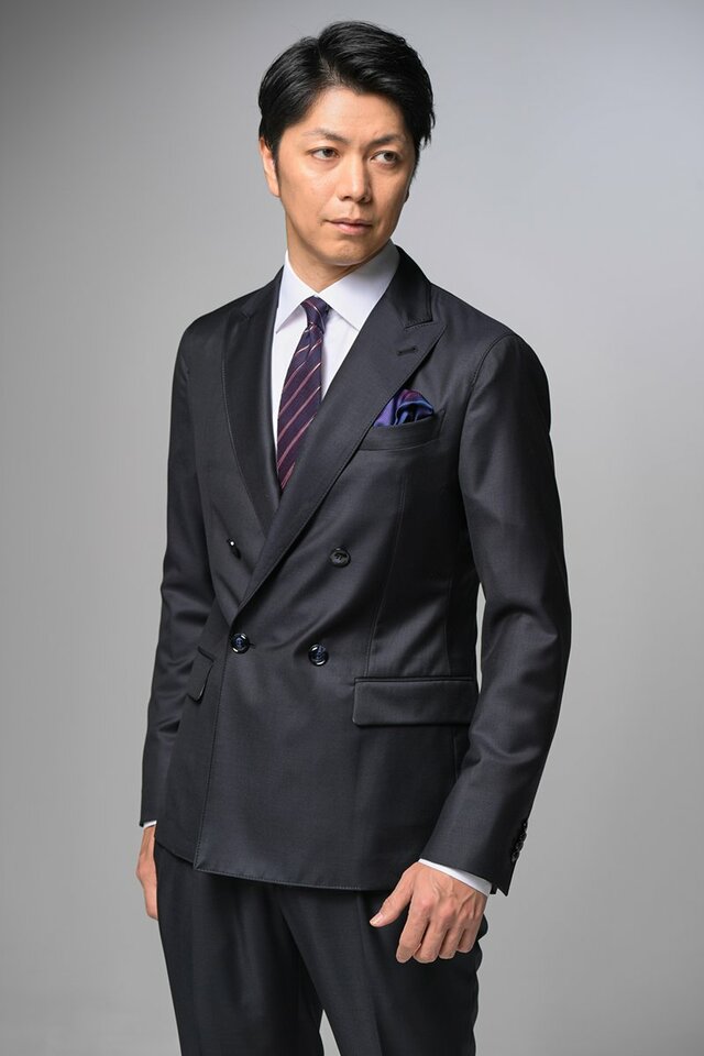 ジョルジオ アルマーニのダブルスーツは、快適さと威厳をもたらします