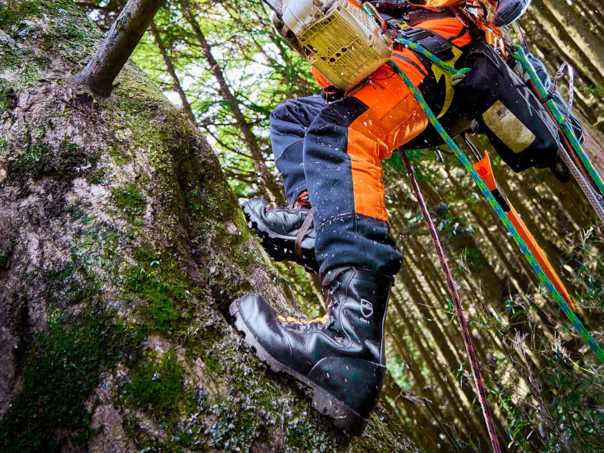 軽い”“柔らかい”“すべらない”驚きの機能を搭載。国産初のチェンソー